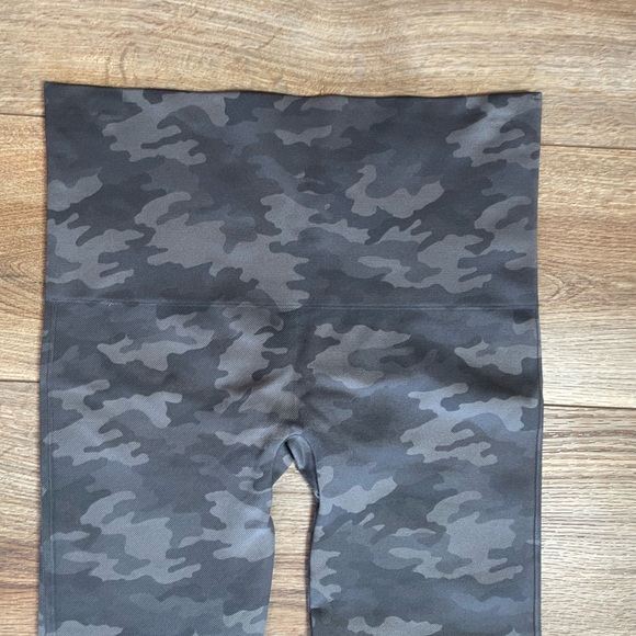 Spanx Look At Me Now Seamless shaping activewear Leggings in Black/Charcoal Camo - Picture 7 of 10